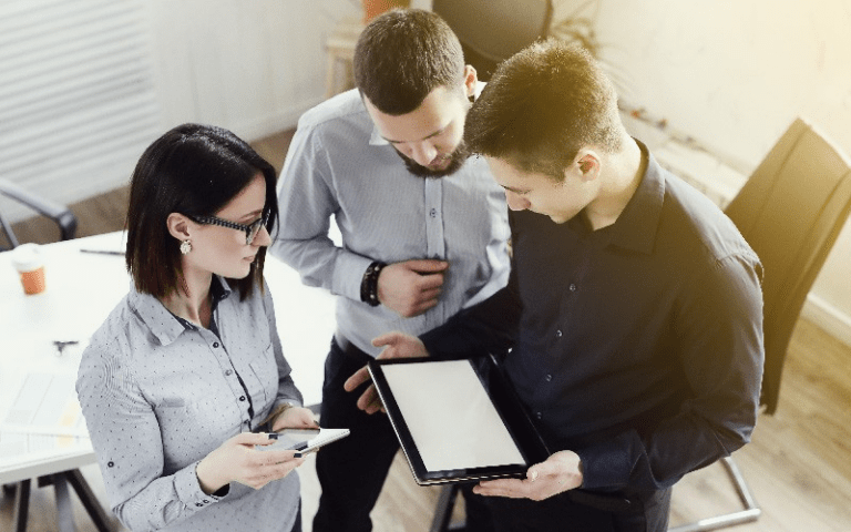 Imagem de capa para artigo sobre análise de soft skills, mostrando profissionais avaliando informações em um tablet, representando a identificação de competências comportamentais para contratar e reter talentos.
