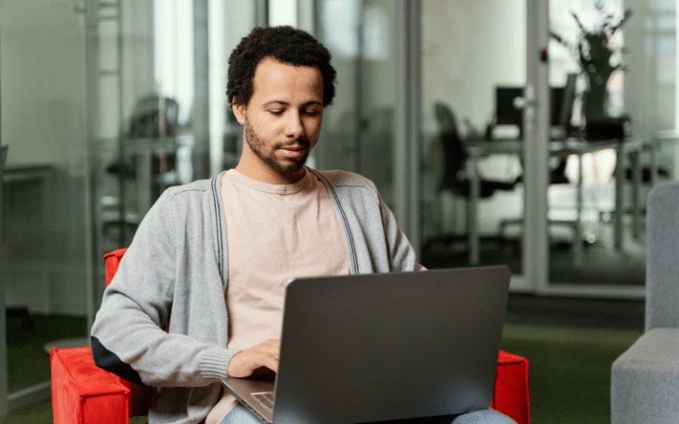 Imagem de capa para artigo sobre como contratar trabalhadores temporários, mostrando um profissional utilizando um notebook em ambiente corporativo, representando agilidade na contratação e flexibilidade na gestão da força de trabalho.