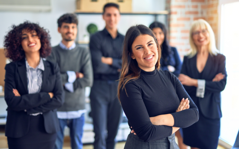 Grupo de pessoas diversas, representando um time de recrutamento especializado em uma empresa de recursos humanos.