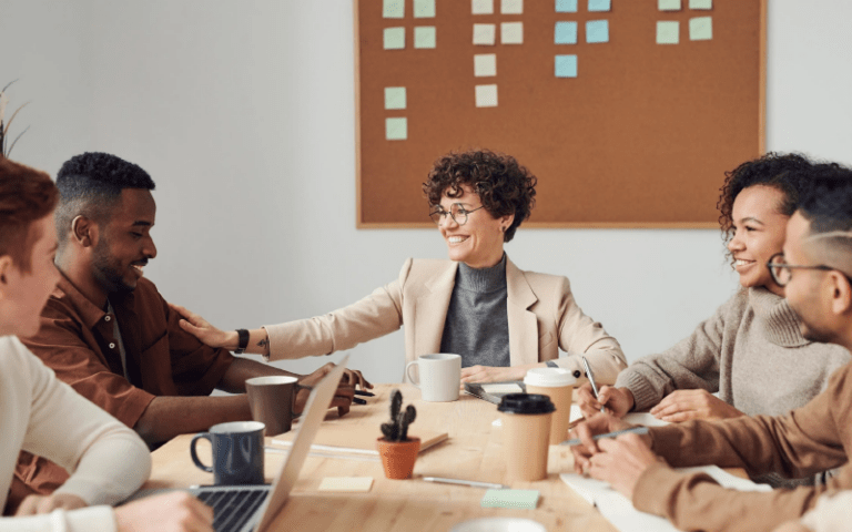 Imagem de capa do artigo sobre transformação cultural nas empresas, com uma equipe em reunião colaborativa representando uma cultura organizacional baseada em liderança, engajamento e trabalho em equipe.
