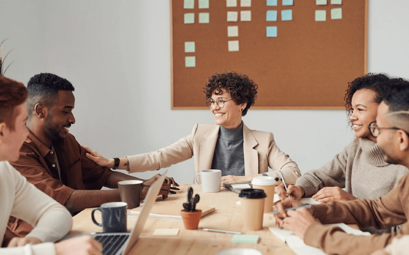 Imagem de capa do artigo sobre transformação cultural nas empresas, com uma equipe em reunião colaborativa representando uma cultura organizacional baseada em liderança, engajamento e trabalho em equipe.