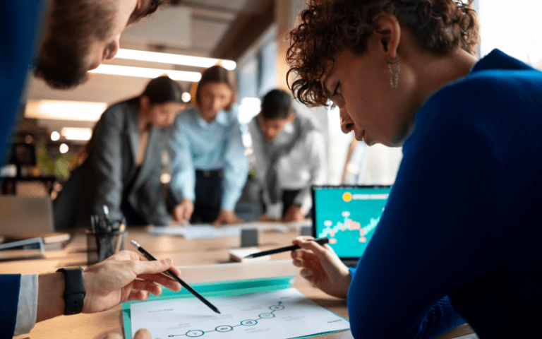 Imagem de capa para artigo sobre upskilling, mostrando profissionais analisando dados e colaborando em um projeto, representando desenvolvimento contínuo de competências, aprendizagem e evolução no ambiente de trabalho.