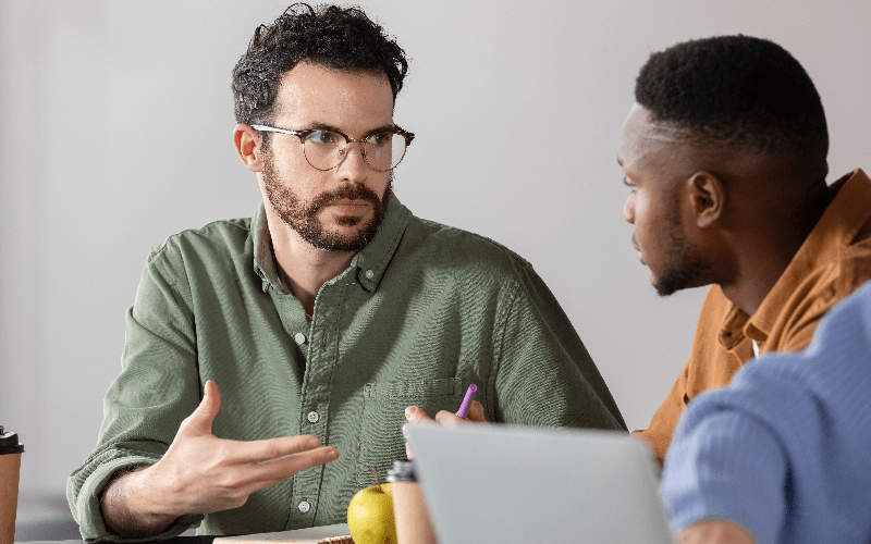 Gestor conversando de forma atenta e respeitosa com colaborador em conversa individual, ilustrando conceito de demissão humanizada.