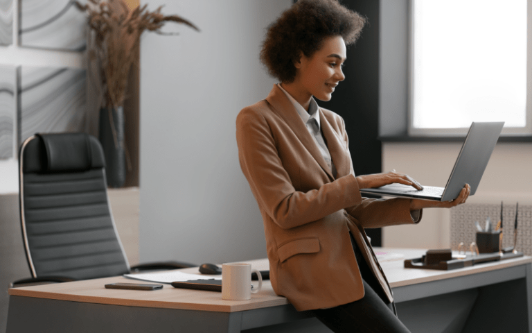 Profissional trabalha em um notebook em um escritório, representando a análise de informações e indicadores para apoiar decisões de recrutamento orientadas por dados. A cena ilustra a aplicação de uma abordagem data driven na atração e seleção de talentos.