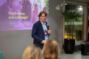Hegel Botinha, CEO da Holi Connection, palestrando em evento de lançamento da startup da Selpe Gente e Gestão