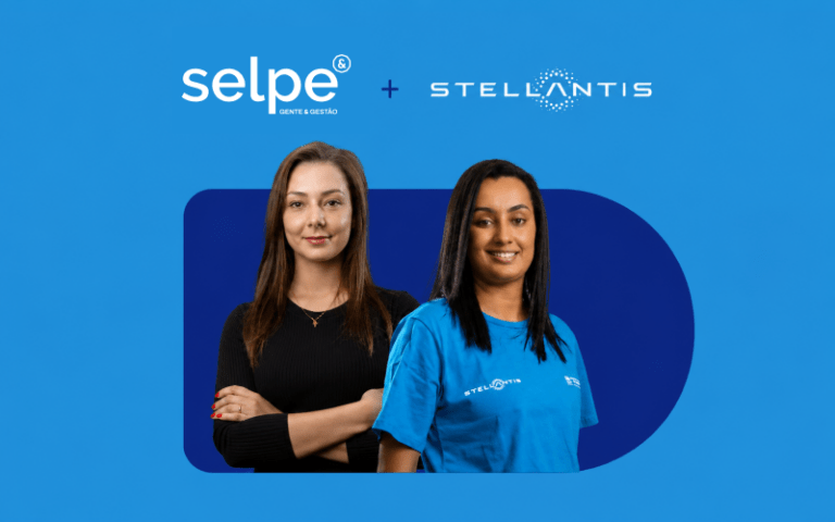 Texto Alt: Banner publicitário sobre vagas afirmativas para mulheres na engenharia. Em um fundo azul-claro, destacam-se no topo os logotipos da Selpe Gente & Gestão e da Stellantis, unidos por um sinal de mais. No centro, duas mulheres profissionais sorriem com confiança à frente de uma moldura azul-escura: à esquerda, uma mulher branca com braços cruzados veste blusa preta; à direita, uma mulher parda sorri vestindo a camiseta azul oficial da Stellantis, representando o protagonismo e a inclusão feminina no setor automobilístico e de engenharia.