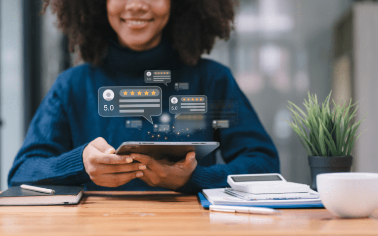 Pessoa utilizando um tablet enquanto visualiza avaliações e classificações digitais, representando a coleta de feedback em uma pesquisa de clima organizacional.