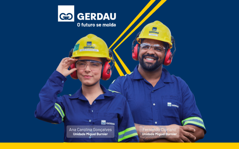 Equipe de trabalhadores da Gerdau vestida com uniformes de segurança, capacetes e protetores auditivos. A imagem integra a identidade visual criada pela Selpe para o Projeto de Ampliação de Mineração Sustentável da Gerdau.