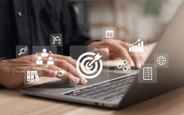 Imagem de capa para artigo sobre OKR, mostrando uma pessoa utilizando um notebook com ícones de metas, indicadores e planejamento, representando a gestão de objetivos e resultados nas organizações.