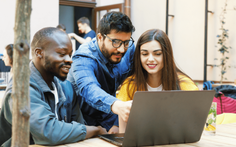 Imagem de capa para artigo sobre recrutamento da Geração Z, mostrando jovens profissionais colaborando em frente a um notebook, representando trabalho em equipe, diversidade e atração de talentos.
