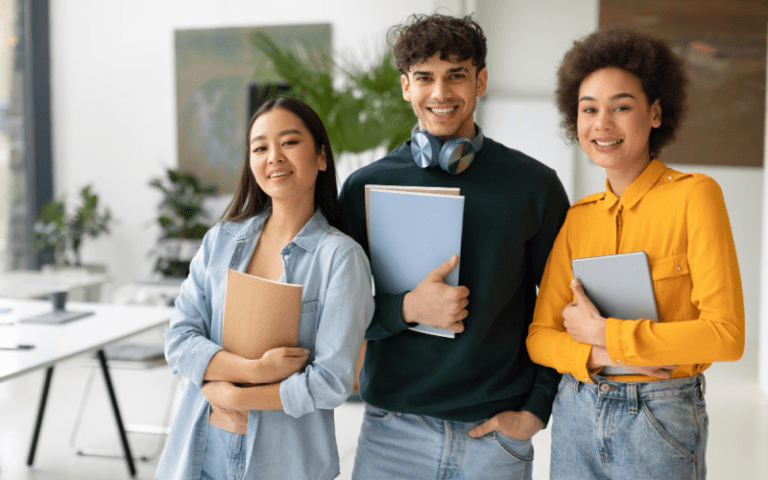 Estagiários em início de carreira em ambiente corporativo, representando a importância das soft skills para desenvolvimento profissional e empregabilidade.