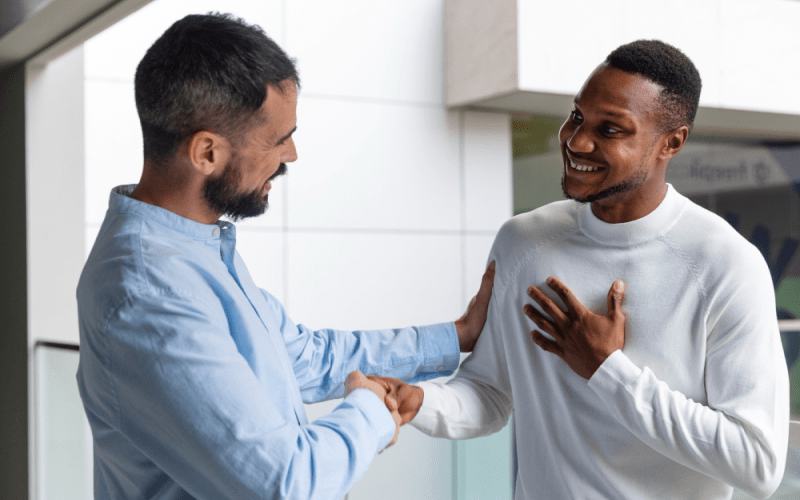 Imagem de dois profissionais se cumprimentando, simbolizando a continuidade das operações e a confiança no uso do trabalho temporário como solução segura e eficiente para a substituição de empregados afastados.